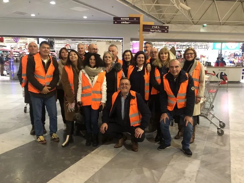 Bénévoles lors d'une collecte pour la Banque Alimentaire